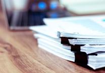Pile de documents sur une table